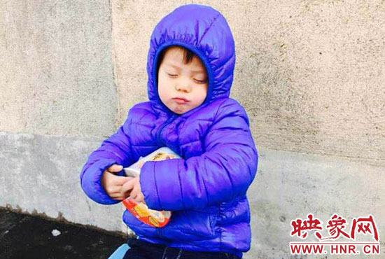 5歲娃冰天雪地睡著。