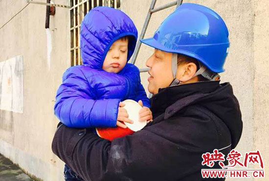 電工抱起孩子時(shí)，孩子還在睡。