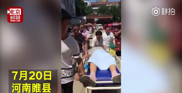 河南一產(chǎn)婦情況緊急 大夫救護車上跪著接生衣服濕透 河南一產(chǎn)婦情況緊急 大夫救護車上跪著接生衣服濕透