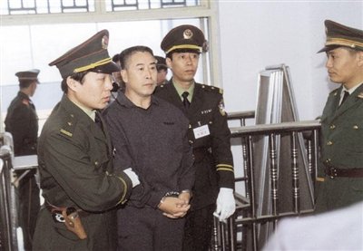 2000年9月30日，河南商丘，胡萬林被法警押上法庭。