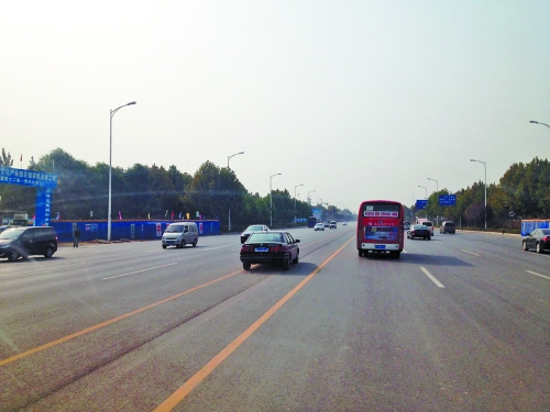 鄭開(kāi)大道上隨處可見(jiàn)車輛駛?cè)腚p黃線超車,很危險(xiǎn)。