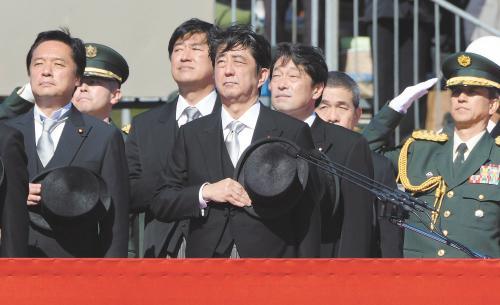 　27日上午，日本首相安倍晉三在琦玉縣的自衛(wèi)隊(duì)朝霞訓(xùn)練場(chǎng)出席陸上自衛(wèi)隊(duì)年度閱兵式