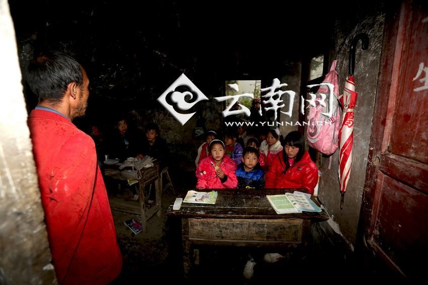 小學(xué)里只有兩個(gè)班，大點(diǎn)的孩子無法升入高年級(jí)，只得從一年級(jí)再讀起，就像復(fù)讀機(jī)。