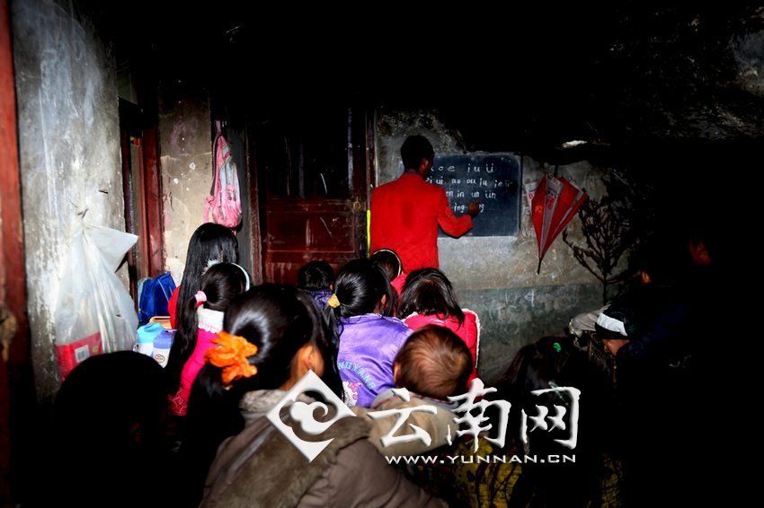 由于受到當(dāng)?shù)厝似缫?，大鍋圈的孩子們沒有外出求學(xué)的機(jī)會(huì)，只能在這樣的簡易房里學(xué)習(xí)