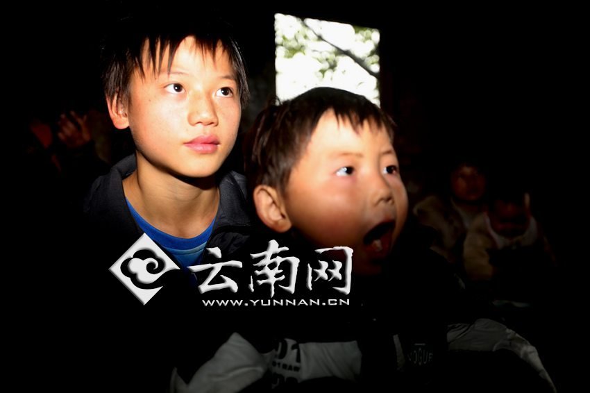 孩子認(rèn)真地跟著袁老師讀拼音。徐弘毅 攝