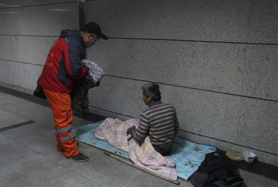 在鄭州一處地下通道，孫德坤挑了幾件衣服送給了流浪者