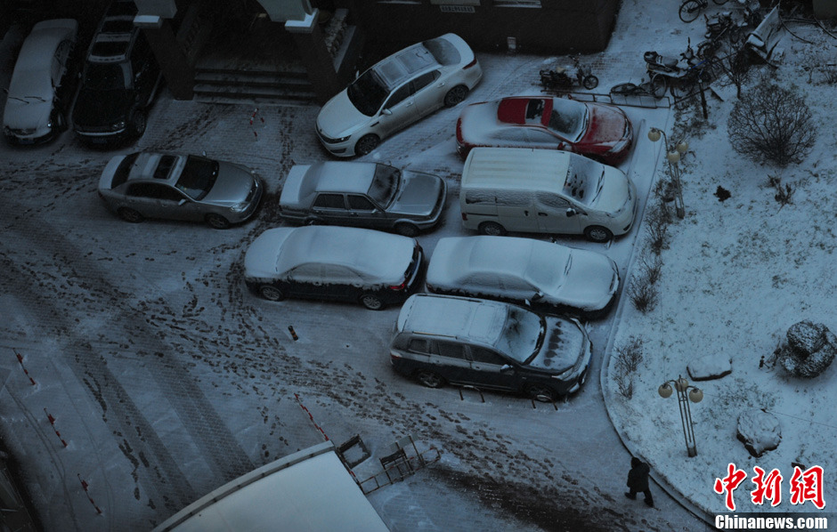 11月18日，沈陽(yáng)街頭車輛被積雪覆蓋。