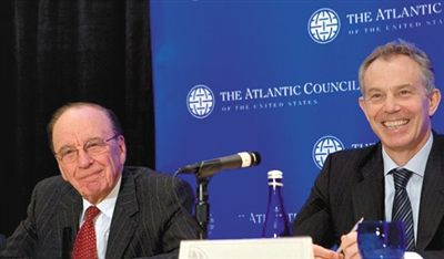 2008年，布萊爾與默多克在美國參加一國際會議。