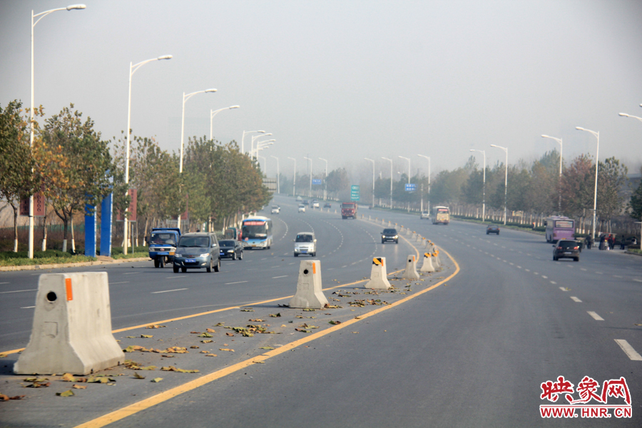 記者走訪鄭開大道 已放置數(shù)百個(gè)水泥隔離樁 記者走訪鄭開大道 已放置數(shù)百個(gè)水泥隔離樁