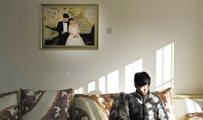 11月28日，青島膠南，丁海偉的婚房掛著與妻子的結(jié)婚照。如今妻子和未出世的孩子都已離世。新京報(bào)記者 周崗峰 攝