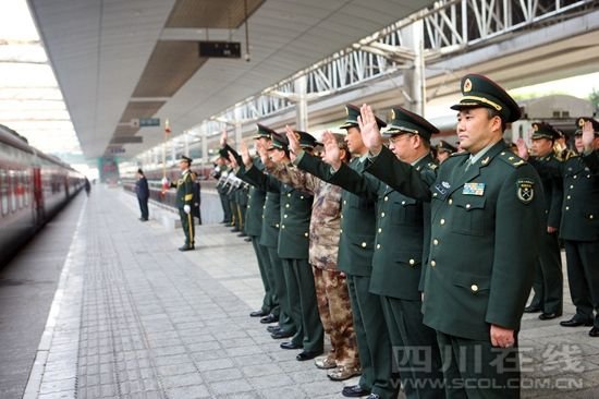 全國(guó)抗震救災(zāi)模范王凱率13集團(tuán)軍常委為退伍老兵送行。
