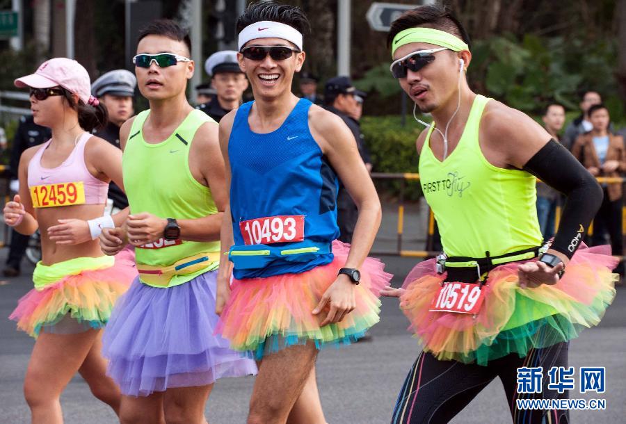 12月8日，三名男選手身著“蓬蓬裙”參加比賽。