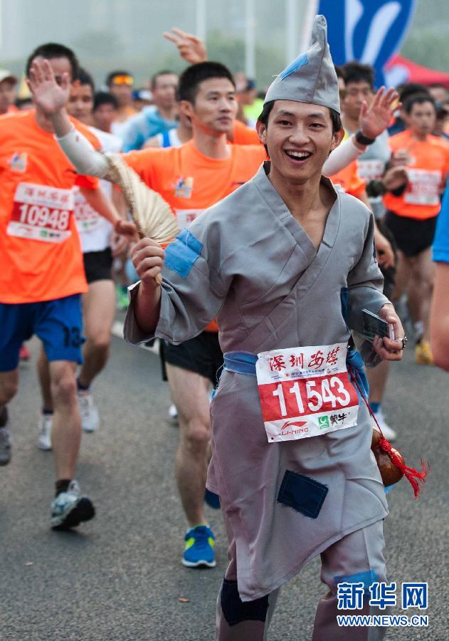 12月8日，一名選手身著“濟公”服裝參加比賽。