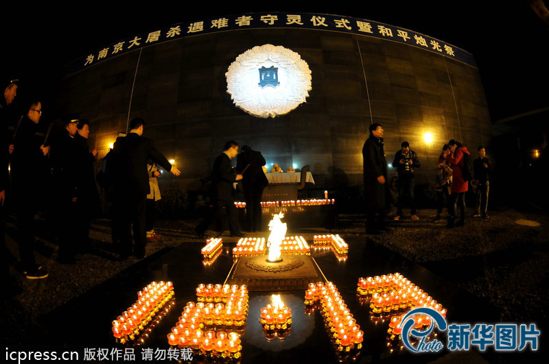 “為南京大屠殺遇難者守靈儀式暨和平燭光祭”活動在侵華日軍南京大屠殺遇難同胞紀(jì)念館祭場舉行。