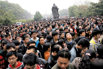 去年3月16日，武漢華中科技大學(xué)，“北約”、“華約”、“卓越”聯(lián)盟自主招生選拔考試湖北考點，考生等待進(jìn)場。 圖/CFP