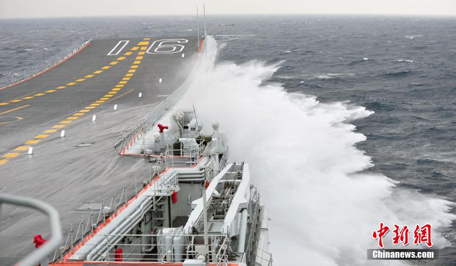 圖為遼寧艦利用南海海域自然條件進(jìn)行大風(fēng)浪航行試驗(yàn)。中新社發(fā) 胡鍇冰 攝