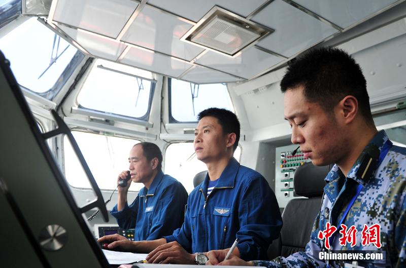 圖為遼寧艦飛行指揮員在塔臺(tái)進(jìn)行艦載機(jī)著艦起飛指揮。中新社發(fā) 胡鍇冰 攝