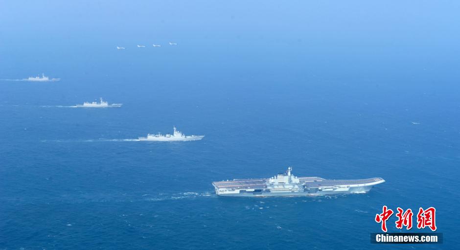 圖為遼寧艦與水面艦艇、飛機(jī)進(jìn)行協(xié)同訓(xùn)練。中新社發(fā) 胡鍇冰 攝