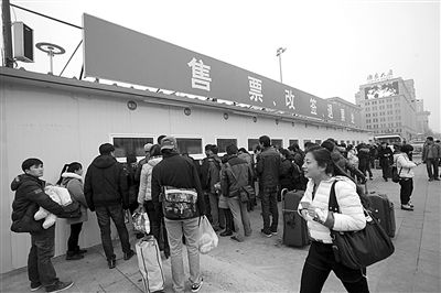 1月6日，北京站搭建完畢的臨時售票處已經(jīng)投入使用。今年春運期間，北京鐵路局共開設售票窗口3421個，同比增加150個。新京報記者