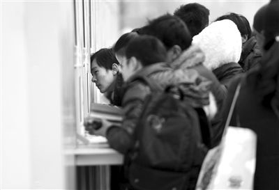 1月6日，旅客在北京站臨時售票處排隊購票。新京報記者