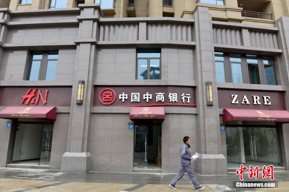 “知名大牌”集結(jié)無錫某樓盤商業(yè)街 細(xì)看全是“李鬼” “知名大牌”集結(jié)無錫某樓盤商業(yè)街 細(xì)看全是“李鬼”