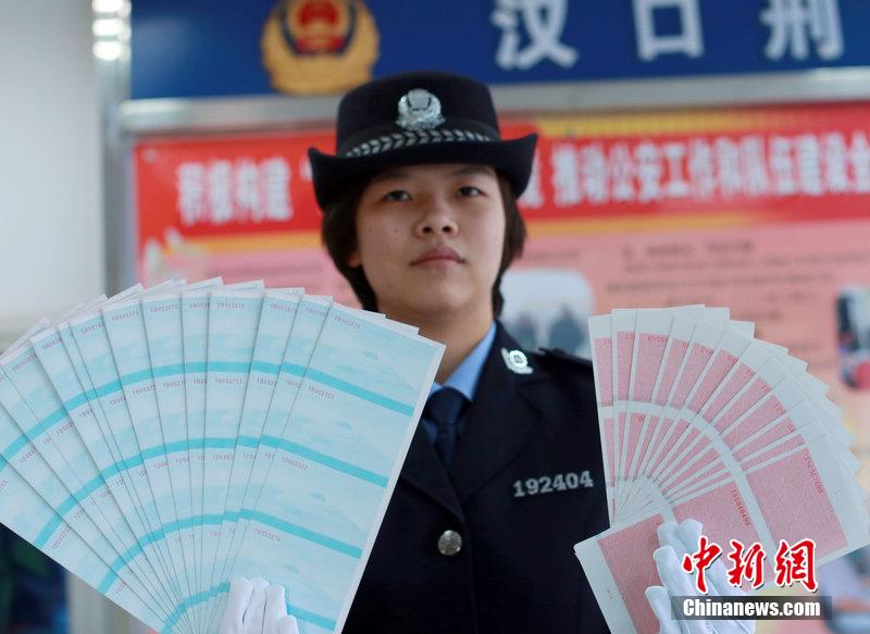 武漢鐵路公安局辦案民警展示空白假火車票。