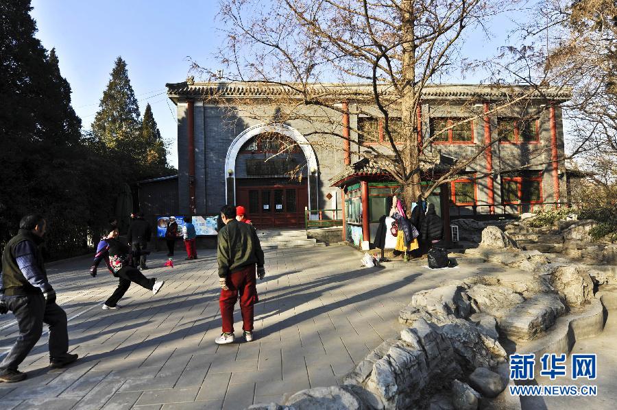 1月15日，市民在北京北海公園內(nèi)的上林苑飯莊門(mén)前晨練。