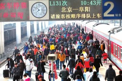 昨天，由北京開(kāi)出的列車途經(jīng)安徽亳州火車站，大量旅客回到家鄉(xiāng)