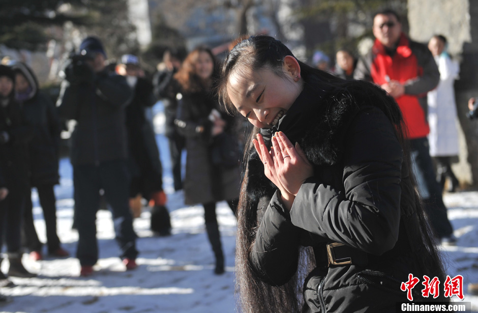 圖為來自東北的表演系考生雪地秀才藝。