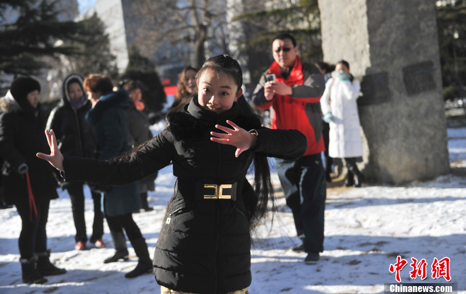 圖為來自東北的表演系考生雪地秀才藝。
