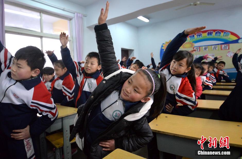 河北邯鄲開學首日遇霧霾 學生室內(nèi)做課間操 河北邯鄲開學首日遇霧霾 學生室內(nèi)做課間操