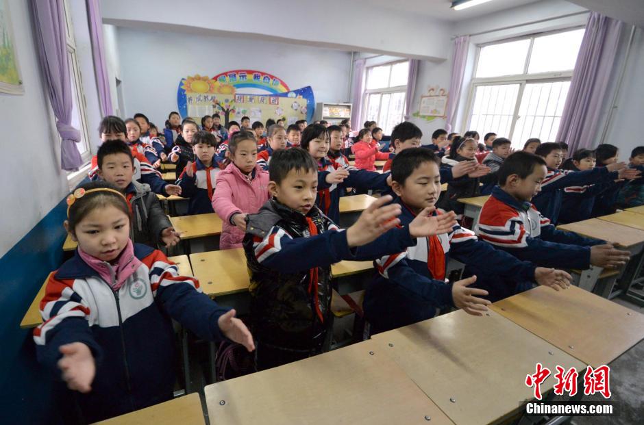 河北邯鄲開學首日遇霧霾 學生室內(nèi)做課間操 河北邯鄲開學首日遇霧霾 學生室內(nèi)做課間操