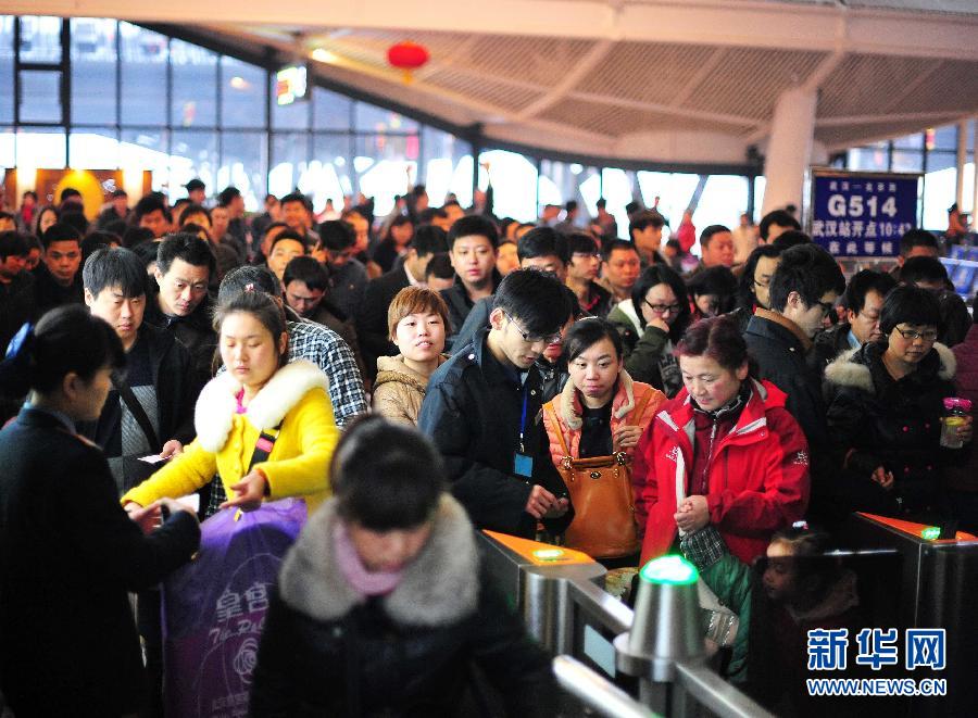 2月24日，在武漢火車站，乘客在檢票進站。
