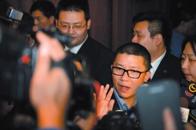 3月10日23時許，與馬航失聯(lián)航班部分乘客家屬乘坐同一航班的乘客在北京首都機場辦理值機手續(xù)。新華社