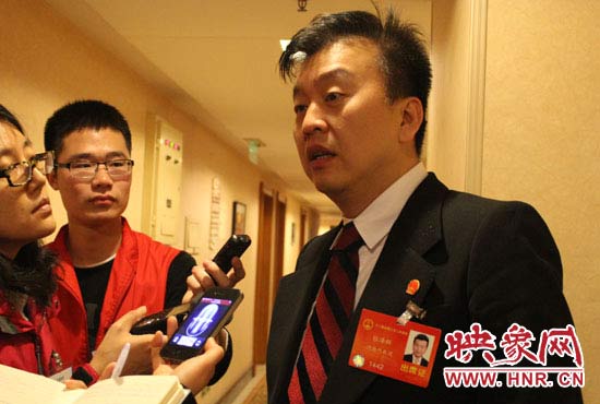 全國人大代表、中央電視臺(tái)綜藝頻道節(jié)目組主持人、河南省青聯(lián)榮譽(yù)副主席張澤群