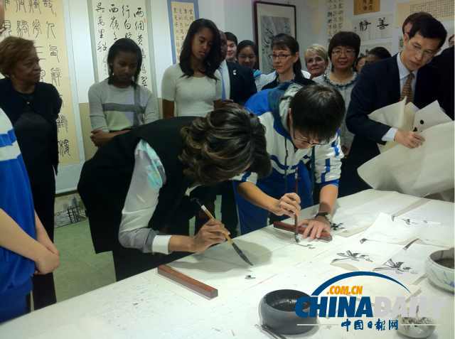 　北京時(shí)間3月21日，美國(guó)第一夫人米歇爾參觀北師大二附中時(shí)，與學(xué)生一起練習(xí)書(shū)法。