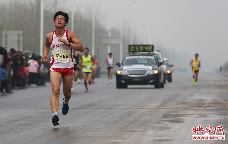 一名合肥選手處在較為領(lǐng)先的位置。