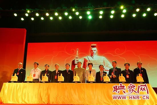 與會(huì)嘉賓一起見(jiàn)證歷史、啟動(dòng)論壇