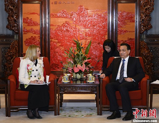 中國(guó)國(guó)務(wù)院總理李克強(qiáng)在北京中南海紫光閣會(huì)見了美國(guó)《科學(xué)》雜志主編瑪西婭·納特一行。