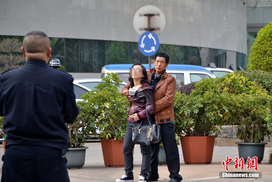 圖為劫持者與警方談判中。