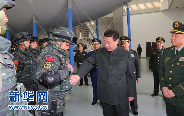 這是習(xí)近平同特戰(zhàn)隊(duì)員親切交談，詳細(xì)詢問他們的教學(xué)訓(xùn)練和生活情況。