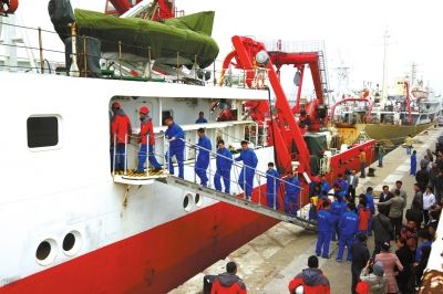  4月8日，“科學號”科學考察船從青島市中苑碼頭啟航，赴沖繩海槽區(qū)域進行科學考察。圖/CFP