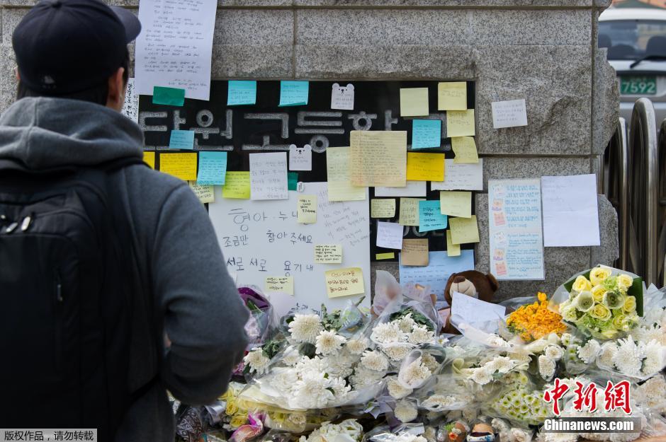 當(dāng)?shù)貢r(shí)間2014年4月21日，韓國(guó)安山，民眾持續(xù)為沉沒客輪失蹤乘客祈禱。