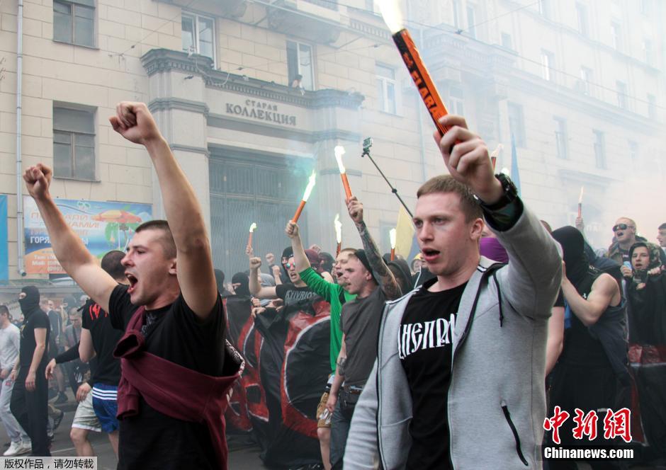 當(dāng)?shù)貢r(shí)間4月28日，烏克蘭哈爾科夫，親歐民眾和親俄民眾在街頭示威時(shí)發(fā)生大規(guī)模沖突。