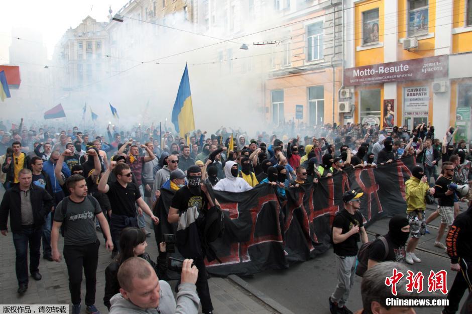 當(dāng)?shù)貢r(shí)間4月28日，烏克蘭哈爾科夫，親歐民眾和親俄民眾在街頭示威時(shí)發(fā)生大規(guī)模沖突。