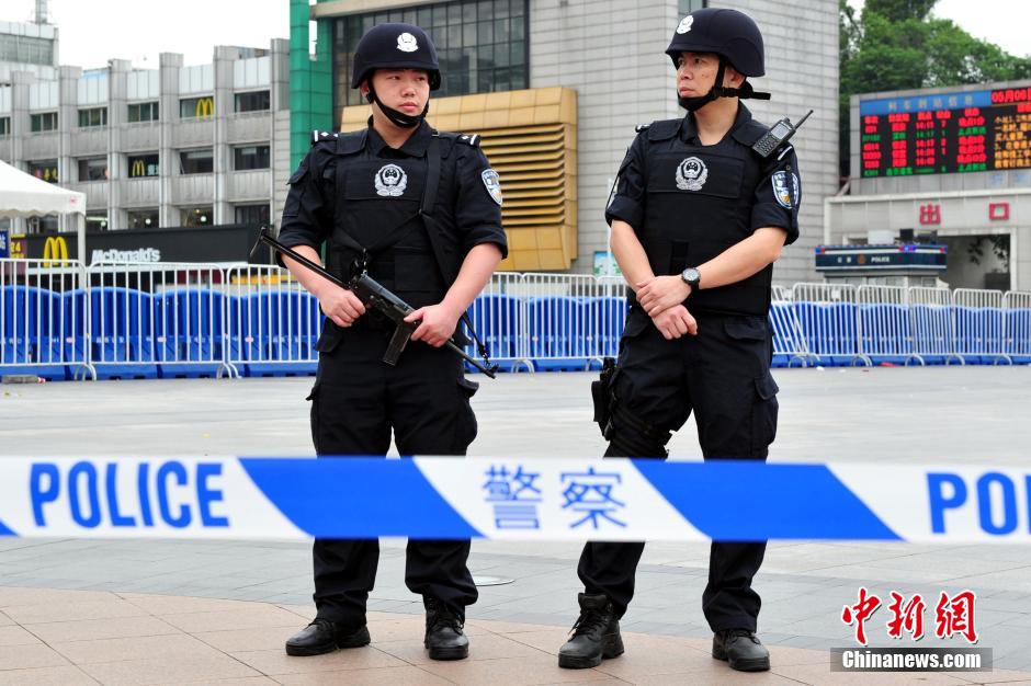 圖為廣州特警在案發(fā)現(xiàn)場戒備。