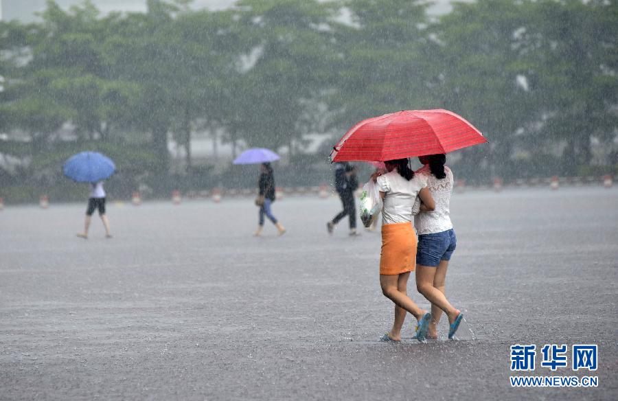 5月11日，市民在深圳梅林檢查站廣場冒雨出行。