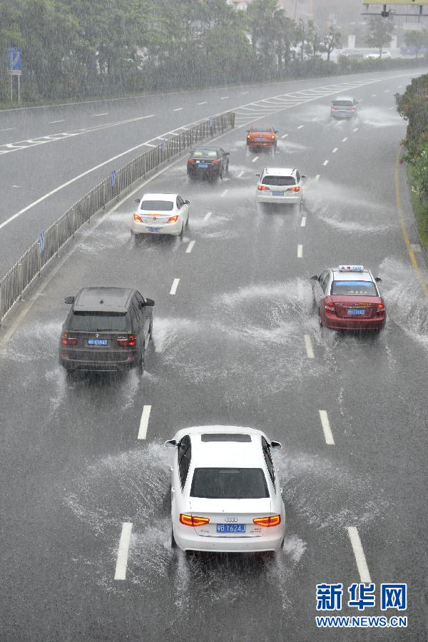 　5月11日，車輛在深圳街頭涉水前行。