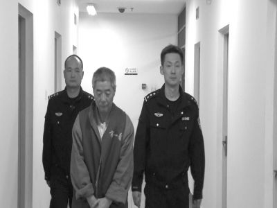 向南夫被帶出監(jiān)室接受提審。警方供圖