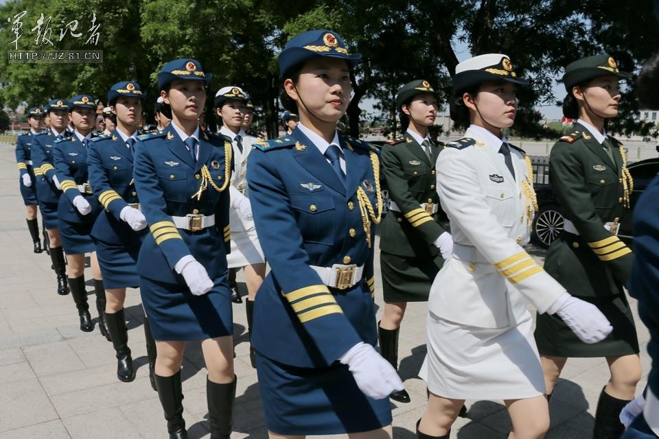 解放軍首批女儀仗兵亮相，90%以上擁有大專(zhuān)以上學(xué)歷，平均身高1.72米。圖為女兵儀仗隊(duì)。